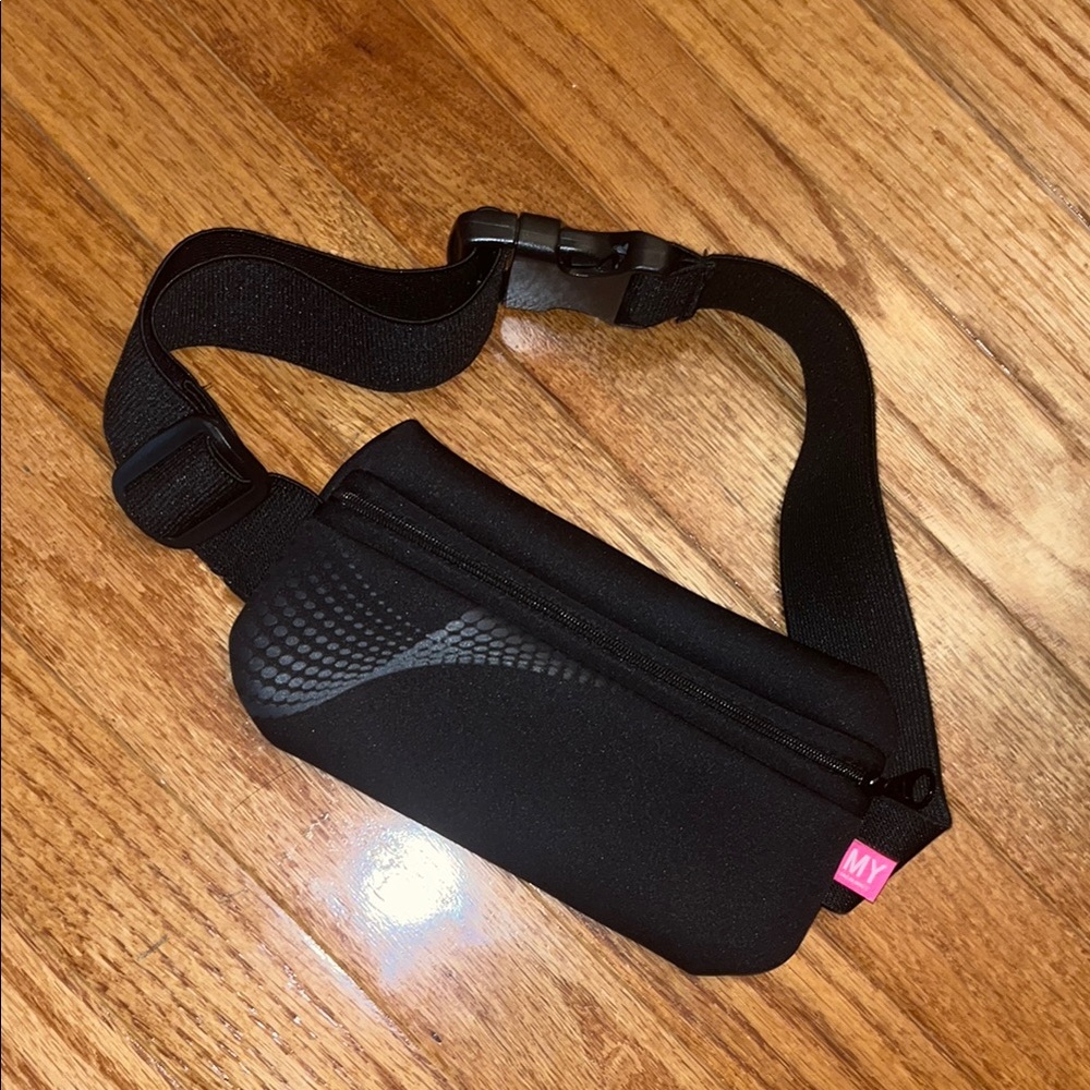 Sleek Black Belt Bag with Modern Design